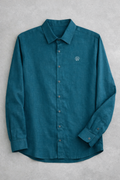 Camisa de manga larga color aqua de lino, ideal para verano. Fondo blanco