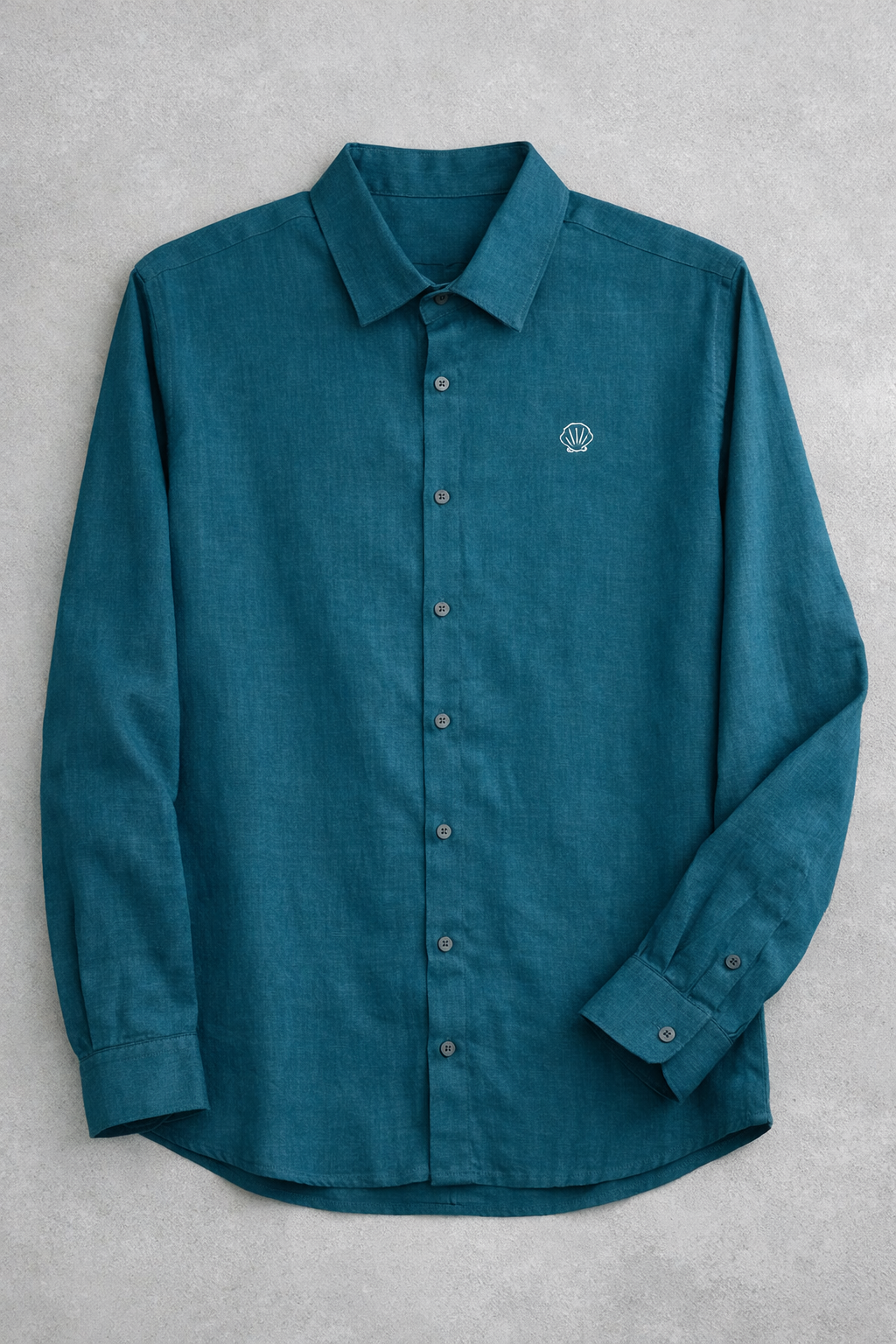 Camisa de manga larga color aqua de lino, ideal para verano. Fondo blanco